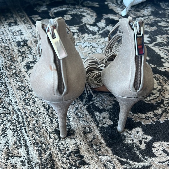 Dolce Vita size 9 champagne back zipper heels with tassels - Picture 5 of 8